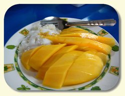 Słynny tajski deser - mango z lepkim ryżem